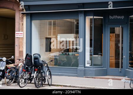 Paris, France - 18 octobre 2020: Vide Bulthaup de luxe allemand salle d'exposition de meubles de cuisine avec des vélos garés devant - rue vide Banque D'Images