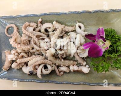poulpe braisée fraîche avec fleur pourpre dans l'assiette prête pour manger Banque D'Images