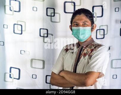 Potrait d'homme asiatique avec confiance, sourire et relax pose. Sur fond blanc Banque D'Images