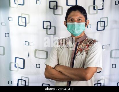 Potrait de l'asie utiliser masque médical sur studio, concept de photo médicale Banque D'Images