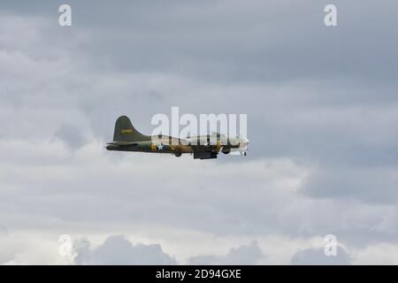 Boeing B-17 Flying Fortress en vol au Duxford Air Show 2019 (Sally B, du film Memphis Belle) Banque D'Images