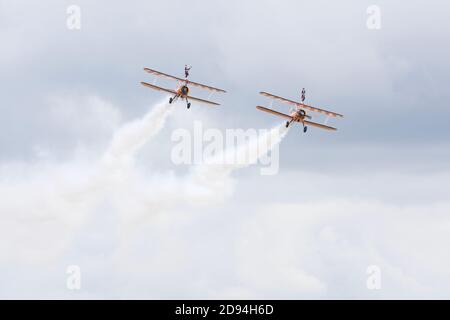 AeroSuperBetics Wingwalkers en représentation au Duxford Air Show 2019 / WiNG marche / secoueur d'aile femelle / marche à pied / biplan / biplans Banque D'Images