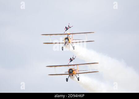 AeroSuperBetics Wingwalkers en représentation au Duxford Air Show 2019 / WiNG marche / secoueur d'aile femelle / marche à pied / biplan / biplans Banque D'Images