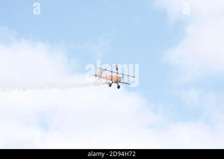 AeroSuperBetics Wingwalkers en représentation au Duxford Air Show 2019 / WiNG marche / secoueur d'aile femelle / marche à pied / biplan / biplans Banque D'Images