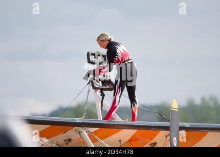 AeroSuperBetics Wingwalkers en représentation au Duxford Air Show 2019 / WiNG marche / secoueur d'aile femelle / marche à pied / biplan / biplans Banque D'Images