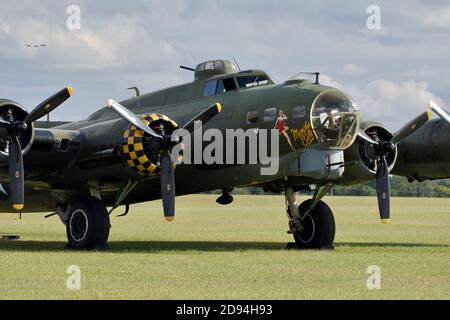 Boeing B-17 Flying Fortress décollage au Duxford Air Show 2019 (Sally B, du film Memphis Belle) sur la piste Banque D'Images