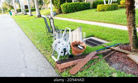 Les déchets en vrac, y compris les chaises jetées sur le trottoir pour la collecte des déchets. Banque D'Images