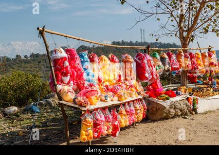 Étals en bordure de la route avec une exposition de jouets en peluche aux couleurs vives à vendre dans l'Himachal Pradesh, dans le nord de l'Inde Banque D'Images