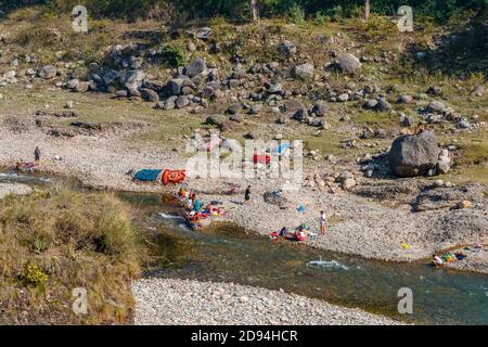 Les habitants lavant et séchant des vêtements au soleil sur le côté d'une rivière à Kaswara, près de Old Kangra et du fort de Kangra dans l'Himachal Pradesh, au nord de l'Inde Banque D'Images