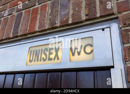 Panneau lumineux au-dessus de l'entrée d'une toilette unisex (neutre en genre) dans le centre-ville de Midhurst, West Sussex, sud-est de l'Angleterre Banque D'Images