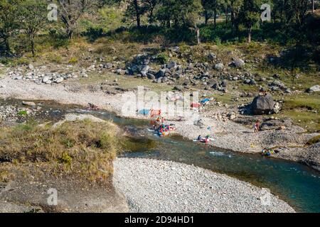 Gorge avec des gens locaux lavant et séchant des vêtements sur le côté d'une rivière à Kaswara, près de Old Kangra et de fort Kangra dans l'Himachal Pradesh, nord de l'Inde Banque D'Images