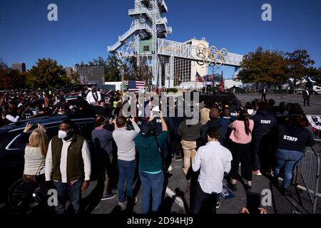 Atlanta, États-Unis. 02 novembre 2020. Le président Barack Obama adresse un rassemblement de drive-in à la veille des élections pour obtenir le vote pour Joe Biden, Jon Ossoff et Raphael Warnock le 2 novembre 2020 à Atlanta, Géorgie crédit: Sanjeev Singhal/The News Access crédit: The photo Access/Alay Live News Banque D'Images