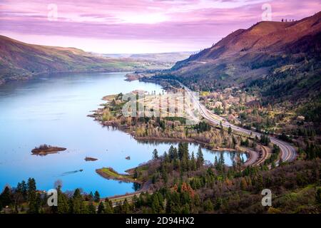Vue historique sur la Columbia River Highway depuis le point de vue de Rowena Crest, Oregon-USA Banque D'Images