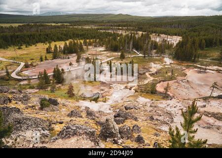 Sources d'eau chaude et geysers (y compris Blood Geyser) le long du sentier Artists Paint pots dans le parc national de Yellowstone, Wyoming Banque D'Images