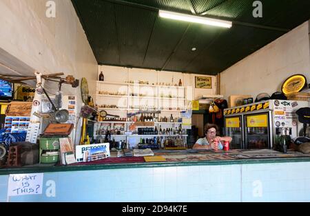 Un barman servant des boissons non alcoolisées au Betoota Hotel, un ancien pub de l'Outback renommé dans la ville fantôme de Betoota, Diamantina Shire, Queensland, Queensland, Queensland, Aus Banque D'Images