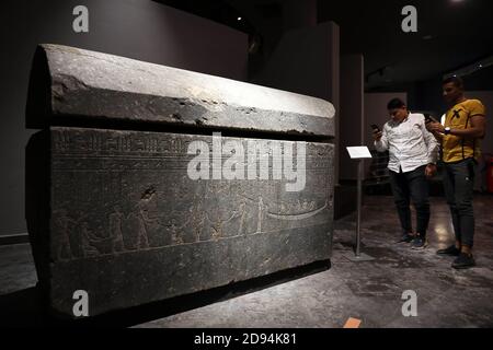 Kafr El Sheikh. 3 novembre 2020. Les visiteurs prennent des photos au Musée Kafr El-Sheikh à Kafr El-Sheikh, en Égypte, le 2 novembre 2020. Le Musée Kafr El-Sheikh a ouvert ses portes aux visiteurs lundi. Le musée se compose de trois grandes salles d'exposition, présentant l'histoire régionale et de nombreux objets découverts dans le gouvernorat de Kafr El-Sheikh. Credit: Ahmed Gomaa/Xinhua/Alamy Live News Banque D'Images