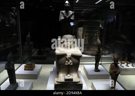 Kafr El Sheikh. 3 novembre 2020. La photo prise le 2 novembre 2020 montre les objets du Musée Kafr El-Sheikh à Kafr El-Sheikh, en Égypte. Le Musée Kafr El-Sheikh a ouvert ses portes aux visiteurs lundi. Le musée se compose de trois grandes salles d'exposition, présentant l'histoire régionale et de nombreux objets découverts dans le gouvernorat de Kafr El-Sheikh. Credit: Ahmed Gomaa/Xinhua/Alamy Live News Banque D'Images