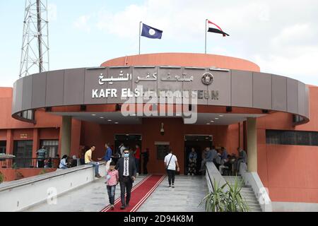 Kafr El Sheikh. 3 novembre 2020. Photo prise le 2 novembre 2020 montre l'entrée du Musée Kafr El-Sheikh à Kafr El-Sheikh, Egypte. Le Musée Kafr El-Sheikh a ouvert ses portes aux visiteurs lundi. Le musée se compose de trois grandes salles d'exposition, présentant l'histoire régionale et de nombreux objets découverts dans le gouvernorat de Kafr El-Sheikh. Credit: Ahmed Gomaa/Xinhua/Alamy Live News Banque D'Images