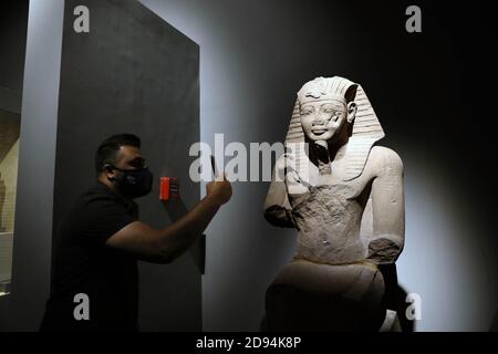 Kafr El Sheikh. 3 novembre 2020. Un visiteur prend des photos au Musée Kafr El-Sheikh de Kafr El-Sheikh, en Égypte, le 2 novembre 2020. Le Musée Kafr El-Sheikh a ouvert ses portes aux visiteurs lundi. Le musée se compose de trois grandes salles d'exposition, présentant l'histoire régionale et de nombreux objets découverts dans le gouvernorat de Kafr El-Sheikh. Credit: Ahmed Gomaa/Xinhua/Alamy Live News Banque D'Images