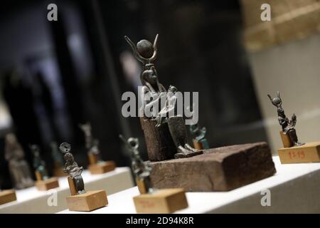 Kafr El Sheikh. 3 novembre 2020. La photo prise le 2 novembre 2020 montre les objets du Musée Kafr El-Sheikh à Kafr El-Sheikh, en Égypte. Le Musée Kafr El-Sheikh a ouvert ses portes aux visiteurs lundi. Le musée se compose de trois grandes salles d'exposition, présentant l'histoire régionale et de nombreux objets découverts dans le gouvernorat de Kafr El-Sheikh. Credit: Ahmed Gomaa/Xinhua/Alamy Live News Banque D'Images