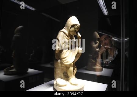 Kafr El Sheikh. 3 novembre 2020. La photo prise le 2 novembre 2020 montre un artefact au Musée Kafr El-Sheikh de Kafr El-Sheikh, en Égypte. Le Musée Kafr El-Sheikh a ouvert ses portes aux visiteurs lundi. Le musée se compose de trois grandes salles d'exposition, présentant l'histoire régionale et de nombreux objets découverts dans le gouvernorat de Kafr El-Sheikh. Credit: Ahmed Gomaa/Xinhua/Alamy Live News Banque D'Images