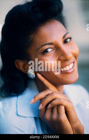 PAM Grier - Pamela Suzette Grier est une actrice américaine. Elle a atteint la renommée pour ses rôles les plus célèbres dans une série de films d'action des années 1970, blaxploitation. Banque D'Images