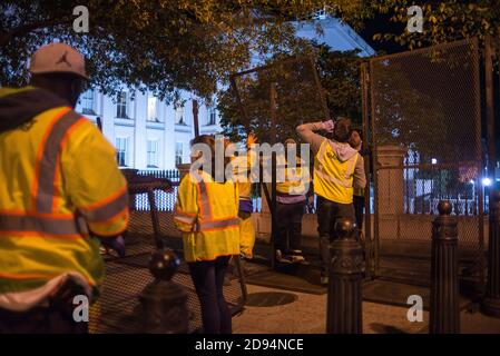 Washington DC États-Unis. 2 novembre 2020. Des clôtures sont installées autour du périmètre de la Maison Blanche, la nuit avant le jour des élections le 3 novembre, en prévision d'élections possibles 2020 résultats émeutes. Yuriy Zahvoyskyy / Alamy Live News Banque D'Images