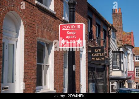 Covid 19, Keep Apart, social distancing Street Sign à Rye, East Sussex, Royaume-Uni Banque D'Images