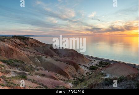 La magnifique plage de Seaford au coucher du soleil avec des paddle-boarders Dans la distance en Australie du Sud le 2 novembre 2020 Banque D'Images