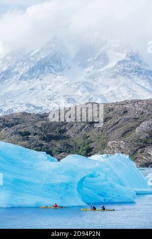 Kayakiste pagayant parmi les icebergs, parc national de Torres del Paine, Patagonie, Chili, Amérique du Sud Banque D'Images