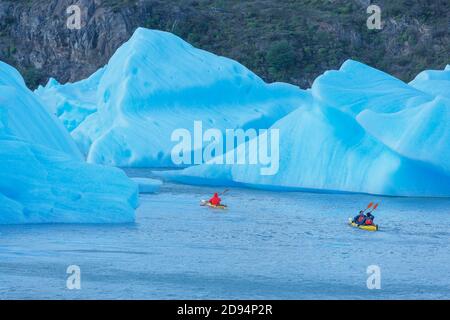 Des kayakistes palangent parmi les icebergs, le parc national de Torres del Paine, la Patagonie, le Chili, l'Amérique du Sud Banque D'Images