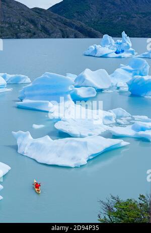 La kayakiste de la navigation sur le lac des icebergs, lac Grey (gris) Le lac, Parc National Torres del Paine, Patagonie Patagonie,Andes, Chili, Amérique du Sud Banque D'Images