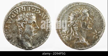 Gros plan d'une ancienne pièce de denarius d'argent romain de l'empereur Caligula avec Auguste déifié. Banque D'Images