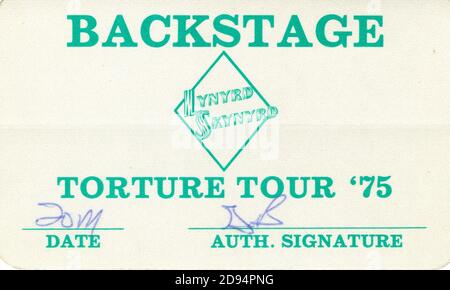 Lynyrd Skynyrd - visite de torture - pass pour coulisses. C'était à partir du concert du 20 mai 1975 au Milwaukee Auditorium, Milwaukee, Wisconsin, Etats-Unis. En 1977, leur avion s'est écrasé, tuant trois membres du groupe et blessant sérieusement le reste. Pendant la majeure partie des années 1970, la plupart des groupes musicaux et des artistes n'ont pas imprimé leurs propres passes, mais plutôt, là où ils ont joué, ils se sont appuyés sur le promoteur du spectacle local pour fournir des passes et la sécurité. Pour voir mes autres images vintage liées à la musique, recherchez: Prestor musique vintage Banque D'Images