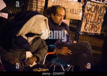 Washington, DC, Etats-Unis, 2 novembre 2020. Un partisan anti-Trump devant la Maison Blanche, avec des signes anti-Trump derrière lui, au Capitole de la nation. Credit: Yuriy Zahvoyskyy / Alamy Live News. Banque D'Images