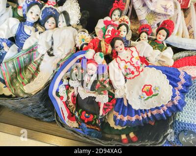 Budapest, Hongrie - 09.14.2019: Poupées-souvenirs traditionnelles hongroises sur un marché local Banque D'Images