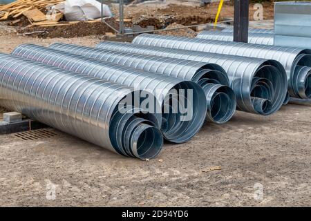 Tuyaux de diamètre différent pour le système de ventilation et la climatisation sur le chantier. Banque D'Images