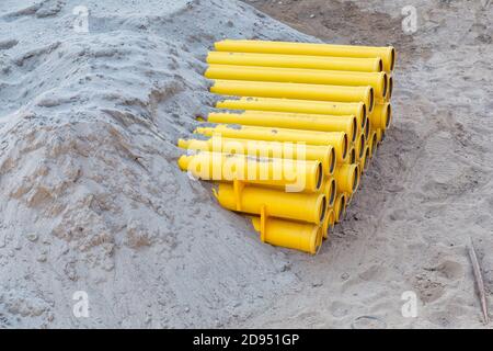 Tuyaux en PVC jaune pour système de câbles optiques, fournissant une protection. Banque D'Images