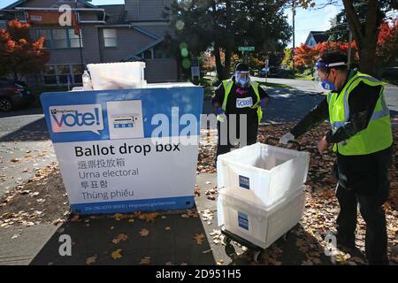 Seattle, Washington, États-Unis. 2 novembre 2020. Ebony Tucker et Susan Rost (à droite), pilotes pour les élections du comté de King, vident la boîte de dépôt des bulletins de vote à la bibliothèque Beacon Hill à Seattle, Washington, le 2 novembre 2020. L'État de Washington s'attend à une participation record des électeurs pour cette élection. Crédit : Karen Ducey/ZUMA Wire/Alay Live News Banque D'Images