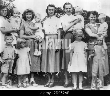 Les femmes et les enfants de cinq missionnaires chrétiens évangéliques ont déclaré à mort les Indiens Auca (Huaorani) dans la forêt tropicale de l'Équateur le 8 janvier 1956. Les épouses représentées (de l à r) sont Marilu McCullie, Barbara Youderian, Olive Fleming, Elizabeth Elliot et Marjorie Saint. Banque D'Images