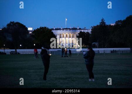 Washington, États-Unis. 2 novembre 2020. Photo prise le 2 novembre 2020 montre la Maison Blanche à Washington, DC, aux États-Unis. Le vote le jour des élections a débuté aux États-Unis tôt mardi matin. Credit: Liu Jie/Xinhua/Alay Live News Banque D'Images