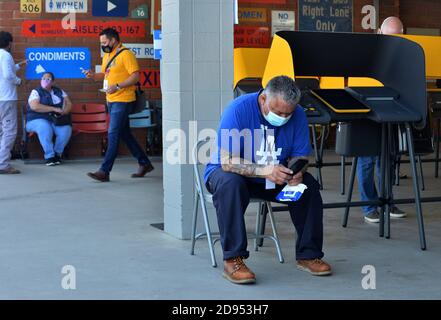 Inglewood, États-Unis. 03ème novembre 2020. Les électeurs ont voté au Dodger Stadium de Los Angeles, l'un des 768 centres de vote en personne ouverts dans tout le comté de Los Angeles le lundi 2 novembre 2020. Le vote en personne a commencé pour la plupart des comtés de Californie le week-end dernier, alors que les responsables des élections locales ont ouvert des bureaux de vote tôt pour éviter la foule le jour des élections. Photo de Jim Ruymen/UPI crédit: UPI/Alay Live News Banque D'Images