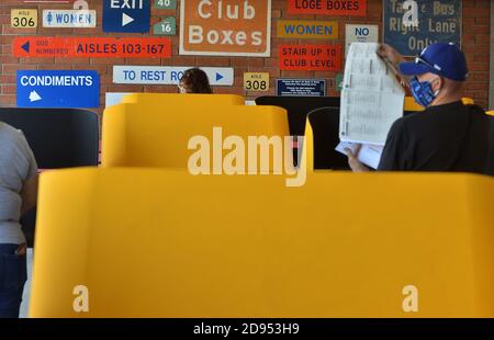Inglewood, États-Unis. 03ème novembre 2020. Les électeurs ont voté au Dodger Stadium de Los Angeles, l'un des 768 centres de vote en personne ouverts dans tout le comté de Los Angeles le lundi 2 novembre 2020. Le vote en personne a commencé pour la plupart des comtés de Californie le week-end dernier, alors que les responsables des élections locales ont ouvert des bureaux de vote tôt pour éviter la foule le jour des élections. Photo de Jim Ruymen/UPI crédit: UPI/Alay Live News Banque D'Images