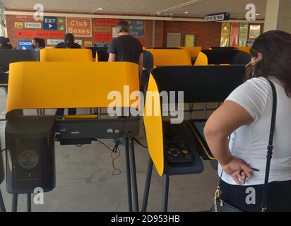 Inglewood, États-Unis. 03ème novembre 2020. Les électeurs ont voté au Dodger Stadium de Los Angeles, l'un des 768 centres de vote en personne ouverts dans tout le comté de Los Angeles le lundi 2 novembre 2020. Le vote en personne a commencé pour la plupart des comtés de Californie le week-end dernier, alors que les responsables des élections locales ont ouvert des bureaux de vote tôt pour éviter la foule le jour des élections. Photo de Jim Ruymen/UPI crédit: UPI/Alay Live News Banque D'Images