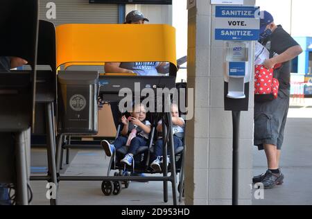 Inglewood, États-Unis. 03ème novembre 2020. Les électeurs ont voté au Dodger Stadium de Los Angeles, l'un des 768 centres de vote en personne ouverts dans tout le comté de Los Angeles le lundi 2 novembre 2020. Le vote en personne a commencé pour la plupart des comtés de Californie le week-end dernier, alors que les responsables des élections locales ont ouvert des bureaux de vote tôt pour éviter la foule le jour des élections. Photo de Jim Ruymen/UPI crédit: UPI/Alay Live News Banque D'Images