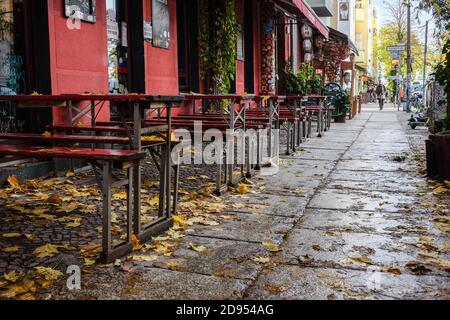 Berlin, Allemagne. 02 novembre 2020. Tables vides d'un restaurant à Sonntagstraße à Friedrichshain. Les gouvernements fédéral et des États ont décidé d'un verrouillage partiel pour le mois de novembre. Credit: Jens Kalaene/dpa-Zentralbild/ZB/dpa/Alay Live News Banque D'Images