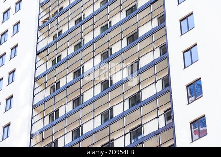 Balcons sans verre à l'achèvement de la construction, finition de la façade extérieure - vitrage Banque D'Images