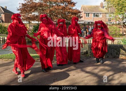 Canterbury, Royaume-Uni. 31 octobre 2020. Extinction procession de la rébellion menée par les rebelles rouges via les tours Westgate à travers le centre de Canterbury le long de la rue piétonne High Street. Un nouveau spectacle du jour des morts dans la ville, avec de la musique, des animaux squelettiques, le deuil et le réconfort des rebelles rouges. XR dire qu'il est nécessaire d'appeler le gouvernement et les institutions à dire la vérité au sujet des crises climatiques et écologiques que nous sommes et à agir maintenant et à soutenir le projet de loi de l'ECE. Organisé par extinction rébellion Canterbury et extinction rébellion sud-est du Royaume-Uni. Crédit : Stephen Bell/Alay Banque D'Images