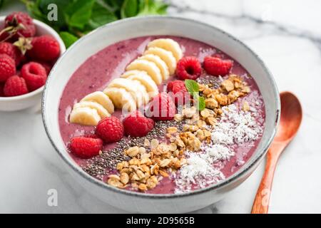 Bol à smoothie Vegan Detox à la framboise et à la banane graines et granola Banque D'Images