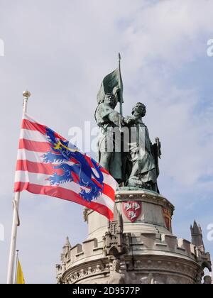 BRUGES, BELGIQUE - 10 mai 2019 : Belgique, Bruges / 10 2019 4 mai 35 h, drapeau et monument de la Flandre à Jan Breydel et Pieter de Coninck, les leaders Banque D'Images